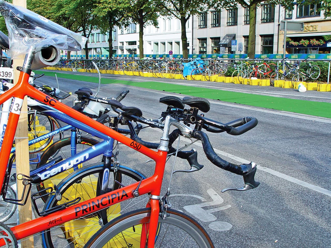 De wisselzone van een triatlon, met fietsen in de rekken